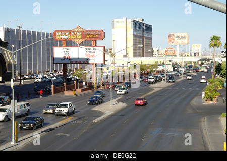 Blauer Himmelsblick, Fußgängerbrücke, Bill es Gamblin Hall Festzelt und Westin Hotel, Verkehr East Flamingo Road, Las Vegas Strip Stockfoto