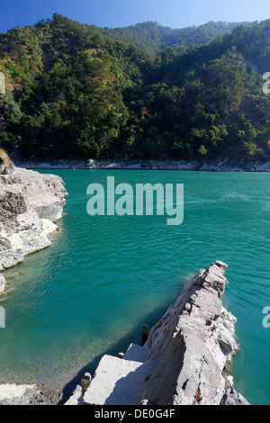 Felsen am Karnali oder Ghaghara Fluß, in Sanskrit "Murmeln des Wassers", in Chisapani Stockfoto