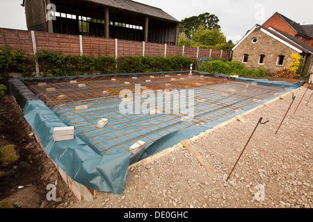 selbst Hausbau, Vorbereitung Website, verstärkt Stahlnetz vorbereiteten Basis für Boden Platte gießen Stockfoto