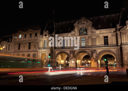 Verkehr bewegt durch Pavillon De La Tremoille, Louvre, Paris, Frankreich Stockfoto