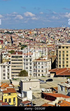 Zeigen Sie über die Dächer von Besiktas und Beyoglu gegenüber dem Bosporus an, wie gesehen von der Galata-Turm, Kuelesi, Istanbul, Türkei Stockfoto