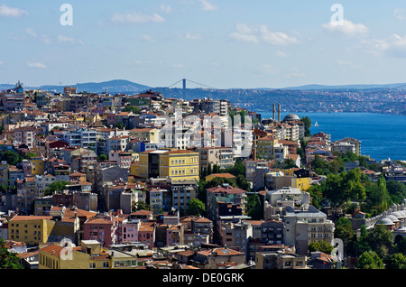 Zeigen Sie über die Dächer von Besiktas und Beyoglu gegenüber dem Bosporus an, wie gesehen von der Galata-Turm, Kuelesi, Istanbul, Türkei Stockfoto