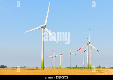 Windpark in der Nähe von Wesselburen, Nordfriesland, Schleswig-Holstein, Norddeutschland Stockfoto