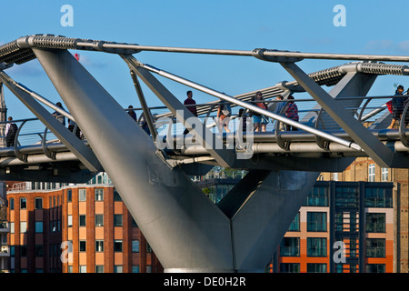 Die Londoner Millennium Fußgängerbrücke, London, England Stockfoto