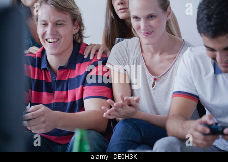 Freunde spielen von Videospielen Stockfoto