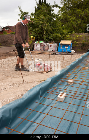 selbst Hausbau, verstärkt Vorbereitung Rampe auf Stahl-Netz bereit Basis bereit für Boden Platte gießen Stockfoto