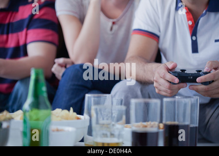 Freunde spielen von Videospielen Stockfoto