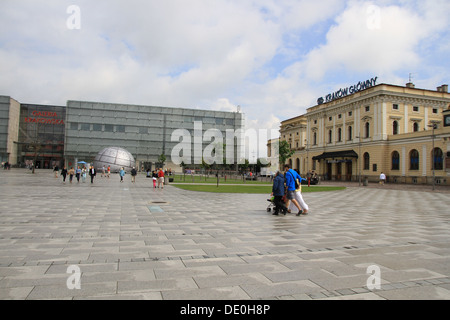 Kraków Główny Osobowy (gemeinhin als Dworzec Główny, Polnisch für Hauptbahnhof) ist das größte und das am zentralsten gelegene Bahnhof in Krakau. Der Bahnhof war in einem alten Gebäude, das zwischen 1844 und 1847 (Architekt: s. Rosenbaum), parallel zu den Gleisen gebaut. Die Auslegung wurde gewählt, um für die Zukunft die Expansion zu ermöglichen. Die Station war zunächst ein Terminus der Kraków - Oberschlesien Railway (kolej Krakowsko-Górno śląska, Deutsch: Obeschlesische-Krakauer Eisenbahn). Stockfoto