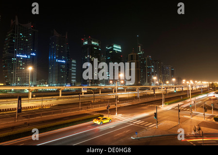 Taxi auf der Straße in der Nacht Stockfoto