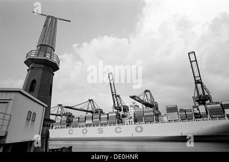 COSCO Frankreich am Tollerort Container Terminal (CTT) und Ellerholzhöft Leuchtturm im deutschen Hafen von Hamburg. Stockfoto