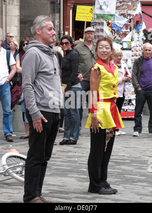 Chinesische Frau Street Performer und Mitglied der öffentlichen stehend nach Aufmerksamkeit, die Royal Mile, Edinbrugh, Schottland Stockfoto