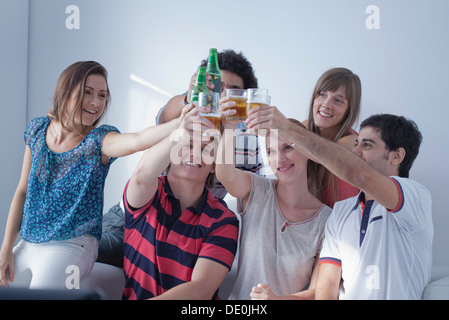 Sportübertragungen im Fernsehen zusammen passen Freunde feiern der Sieg Stockfoto