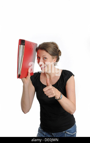 Junge Frau mit einem roten Ordner Stockfoto