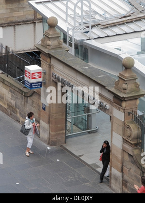 Markt Straße Eingang zur Waverley Train Station, Edinburgh, Scotland, UK Stockfoto