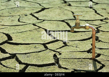 Wasserhahn aus trockene, rissige Erde Stockfoto
