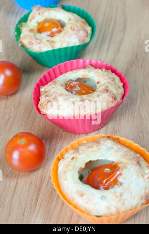 Schuss von Cupcakes auf dem Tisch im bunten in Silikon Form Stockfoto