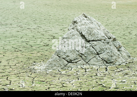 Trockene, rissige Erde in kargen Landschaft Stockfoto