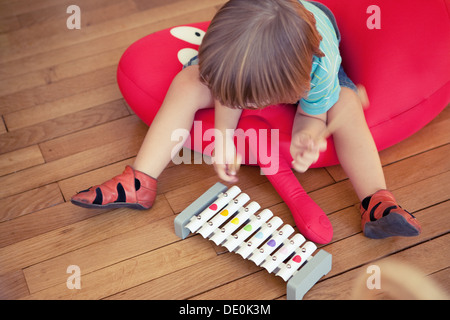 Kleine Jungen spielen Spielzeug Xylophon Stockfoto