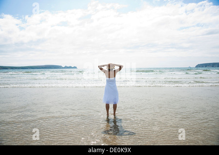 Frau am Strand Stockfoto