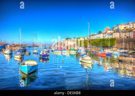 Boote im Hafen in leuchtenden Farben Brixham Devon England in HDR auf blauen Himmel Sommertag Stockfoto