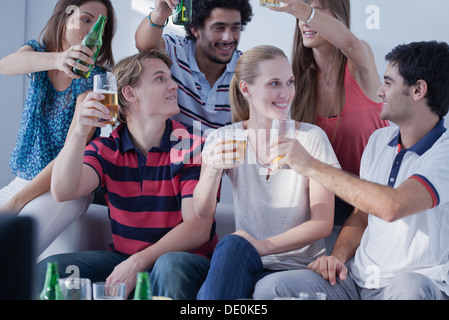 Sportübertragungen im Fernsehen zusammen passen Freunde feiern Stockfoto