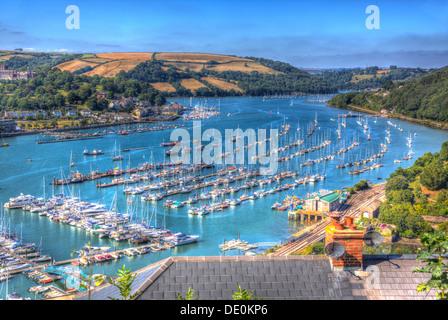 Ansicht des Dartmouth Devon und Boote auf Dart River in lebendige HDR auf blauen Himmel Sommertag Stockfoto