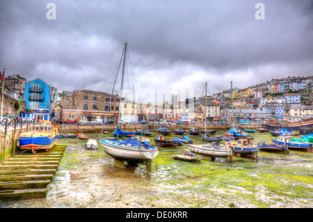 Bei Ebbe Brixham Hafen Devon an bewölkten Tag in HDR Stockfoto