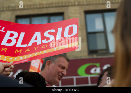 New York Bürgermeisterkandidat und Public Advocate Bill De Blasio tut eine "meet and greet" Kampagne-Veranstaltung Stockfoto