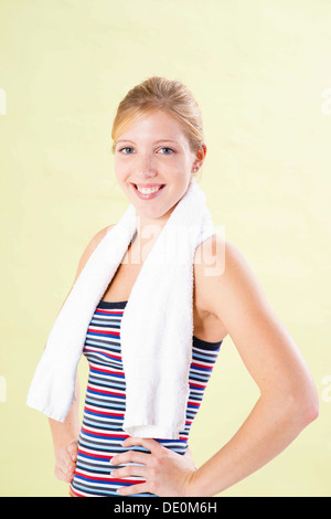 Lächelnde junge Frau nach dem Sport Stockfoto