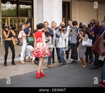 Massen von Fashionistas und Fotografen erstellen Sie eine Modeszene außerhalb der Fashion Week Frühjahr 2014 Stockfoto