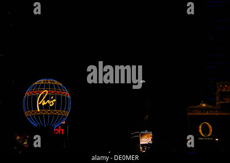 Neon Nachtansicht, Süden, Planet Hollywood, blaue Paris Montgolfier-Ballon und Bellagio Festzelt steigt von Seiten des Las Vegas Strip Stockfoto