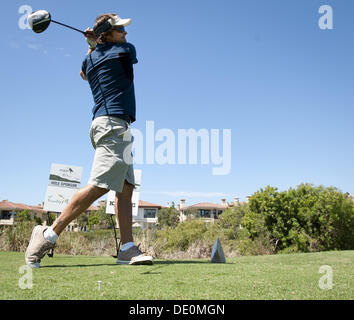 Dana Point, Kalifornien, USA. 8. September 2013. Teemu Selänne auf der Follow through am 6. Abschlag Sonntag morning.///ADDITIONAL INFO:---Anaheim Ducks Mannschaftskapitän Ryan Getzlaf moderierte 2013 3rd Annual Getzlaf Golf Shootout um Heilung Duchenne profitieren, eine Non-Profit bedeutet, diejenigen mit Muskeldystrophie, Monarch Beach Golf Links in Dana Point am Sonntag dienen. Mehrere Dutzend Golfer waren gepaart mit Anaheim Ducks-Spieler einschließlich Temmu Selänne, die vor kurzem angekündigt, dass er für eine weitere Saison als Flügel für die Enten zurückkehren wird. © David Bro/ZUMAPRESS.com/Alamy Live-Nachrichten Stockfoto