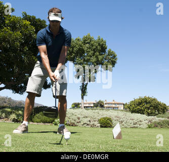 Dana Point, Kalifornien, USA. 8. September 2013. Teemu Selänne reiht sich auf den ball am 10. Abschlag am Sonntag afternoon.///ADDITIONAL INFO:---Anaheim Ducks Mannschaftskapitän Ryan Getzlaf moderierte 2013 3rd Annual Getzlaf Golf Shootout um Heilung Duchenne profitieren, eine Non-Profit bedeutet, diejenigen mit Muskeldystrophie, Monarch Beach Golf Links in Dana Point am Sonntag dienen. Mehrere Dutzend Golfer waren gepaart mit Anaheim Ducks-Spieler einschließlich Temmu Selänne, die vor kurzem angekündigt, dass er für eine weitere Saison als Flügel für die Enten zurückkehren wird. © David Bro/ZUMAPRESS.com/Alamy Live-Nachrichten Stockfoto