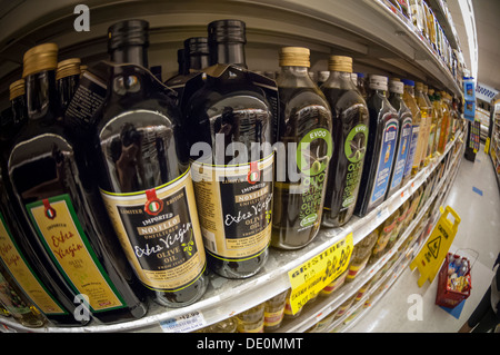 Flaschen importierte Olivenöl sind auf Donnerstag, 5. September 2013 auf einem Supermarktregal in New York gesehen. (© Richard B. Levine) Stockfoto