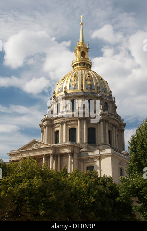 Paris Sehenswürdigkeiten. Die reich verzierte goldene Kuppel über dem Hôtel des Invalides in Paris. Von Louis XIV. (der Sonnenkönig) erbaut und beherbergt heute Grab Napoleons. Stockfoto