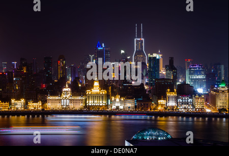 Blick auf den Bund über Huangpu Fluss von Pudong Stockfoto