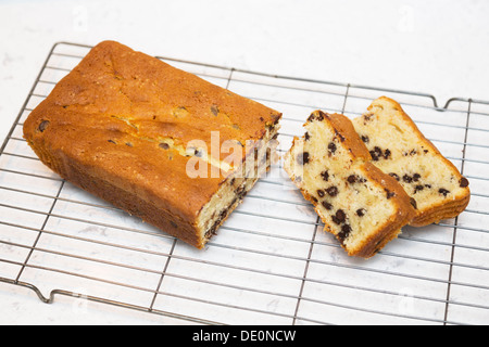 Frisch gebackene Schokoladenkekse Kuchen, in Scheiben geschnitten, auf einem Draht Rack-Kühlung Stockfoto