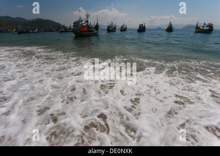 Angelboote/Fischerboote verankert vor der Küste Stockfoto