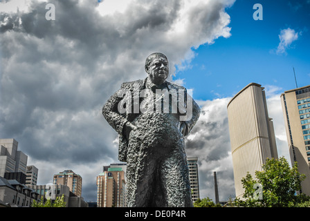 Sir Winston Churchill Memorial in Toronto, Kanada mit dramatischer Himmel hinter symbolisch für kommen aus der Finsternis in blauem Himmel. Stockfoto