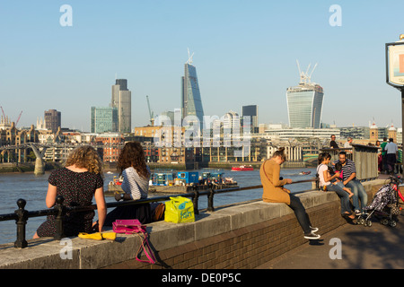 Südufer - Southwark - London (späten Sommerabend) Stockfoto