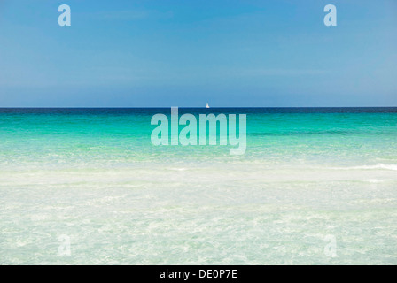 Horizont mit Segelschiff, türkisfarbenen Meer mit Sandstrand, La Cinta, Sardinien, Italien, Europa Stockfoto