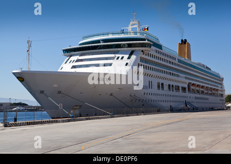 Die MV-Aurora Kreuzfahrtschiff vor Anker in Messina in der Provinz von Messina, Sizilien. Stockfoto