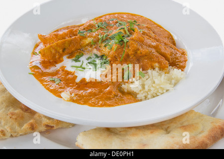 Ostindischen Butter Chickencurry über Basmati Reis mit Naan-Brot Stockfoto