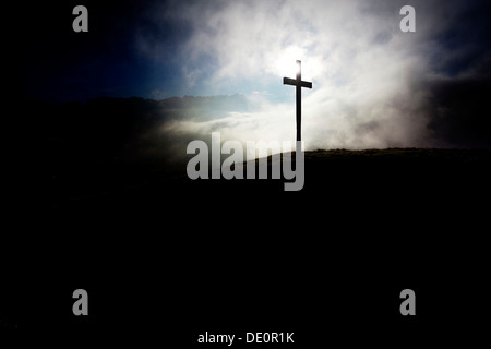 Gipfelkreuz des Gerenberg Berges mit Hochnebel vor dem Alpstein Berge Stockfoto