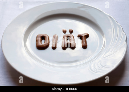 Buchstaben, das Wort "Diaet", Deutsch für "Diät" hergestellt aus Russisch Brot auf einem weißen Teller Stockfoto