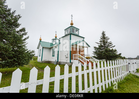 Vor der winzigen historischen russisch-orthodoxen Kirche Ninilchik, Alaska Stockfoto