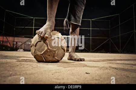 Fußball in Brasilien Arme shoeless junge dunkelhäutige spielt Fußball in Complexo Alemao eine Gruppe von Favelas im nördlichen Rio De Janeiro Stockfoto