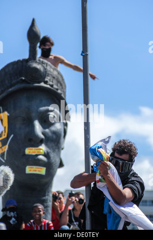 Protest - Black Bloc reißt die Flagge des Bundesstaates Rio de Janeiro, während die Erinnerung an die Unabhängigkeit von Brasilien Stockfoto