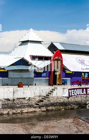 Eintritt in den Tequila Republik Lakeside Bar und Restaurant am Ufer des Lake Chapala. Stockfoto