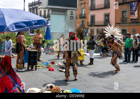 Indigenen mexikanischen Männer und Frauen in native Kleid tanzen auf öffentlichen Platz in der Nähe der National Cathedral in Mexiko-Stadt. Stockfoto